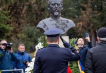 Ceremonial militar la Suceava pentru Ziua Unirii Principatelor Române: Depuneri de coroane la statuia lui Alexandru Ioan Cuza