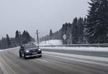 Ninsoare în zona de munte. Drumarii patrulează cu autospeciale cu lamă și material antiderapant acolo unde este necesar