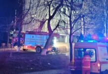 Incendiul din Fălticeni, de la o lumânare nesupravegheată: Femeie de 86 de ani transportată la spital