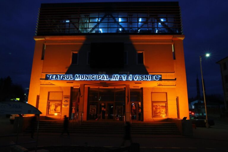 Teatrul Municipal „Matei Vișniec” Suceava, iluminat în portocaliu de Ziua Mondială de Luptă împotriva Cancerului