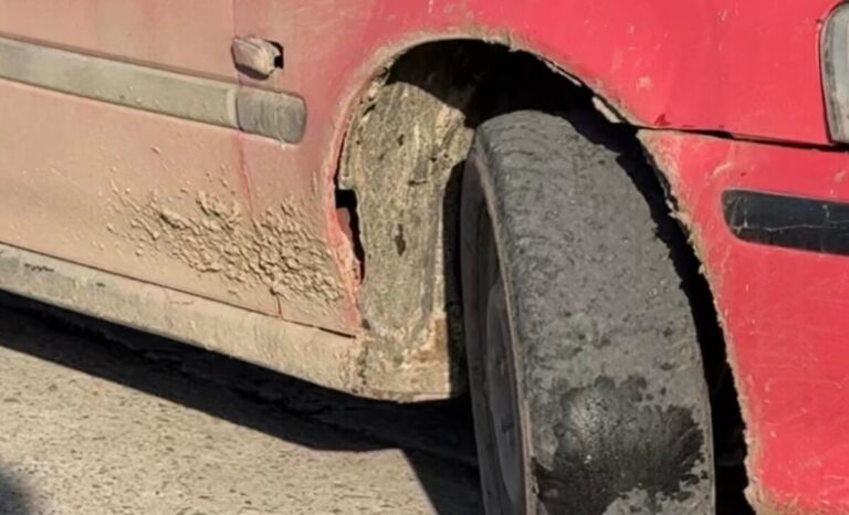 Cauciucuri extrem de uzate, cu caneluri abia vizibile la un autoturism oprit în trafic în cadrul acțiunii poliției rutiere pe DN 2