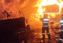 Incendiu la o gospodărie din Oniceni – flăcările au cuprins casa și adăpostul de animale. Proprietarul a suferit un atac de panică