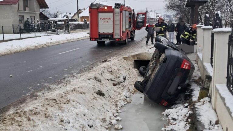 Autoturism răsturnat în afara părții carosabile pe raza localității Straja. O femeie încarcerată, extrasă și transportată la spital