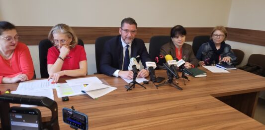 Prefectul Traian Andronachi anunță că numărul maxim de angajați în administrația locală suceveană este de 3.571 persoane. Reducerile au început din 2025 când erau 5.669 posturi