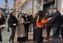 Tineri social-democrați din Suceava au împărțit mărțișoare în centrul orașului: „Un gest simplu, din inimă”