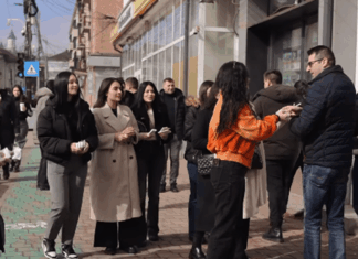 Tineri social-democrați din Suceava au împărțit mărțișoare în centrul orașului: „Un gest simplu, din inimă”