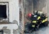 Incendiu la o casă de locuit în Moara: Flăcările au cuprins generalizat construcția, două persoane monitorizate de SMURD pentru atacuri de panică
