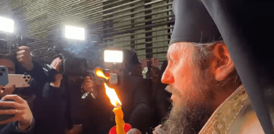 PS Damaschin Dorneanul la preluarea Luminii Sfinte: Nu lăsați ca nimic și ca nimeni să vă strice sărbătoarea aceasta. Să-I mulțumim lui Dumnezeu pentru pacea și tihna pe care o avem