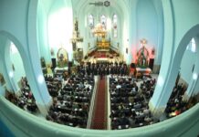 Corala „Ciprian Porumbescu” a oferit un concert pascal de excepție la Bazilica din Cacica, în fața a aproximativ 300 de spectatori