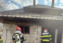 Incendiu la o casă de locuit în Boroaia: O femeie în vârstă de 76 de ani a fost transportată la spital după intoxicație cu fum și atac de panică