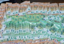 Șofer ucrainean depistat în PTF Siret cu 43.300 de dolari și 57.600 de euro, ascunși în autocar