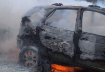 O tânără din Fălticeni a ajuns în arest după ce a incendiat mașina unui bărbat. Poliția: a acționat pe fondul geloziei și al consumului de alcool