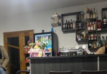 Bărbat reținut pentru 24 de ore după scandalul de la o cafenea din Câmpulung Moldovenesc. A agresat un client, a spart geamuri și a amenințat