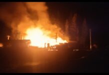 Incendiu la o locuință din localitatea Neagra, orașul Broșteni. Pompierii intervin cu patru autospeciale