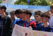 Marș cu aproape 2000 de elevi și simulare de accident rutier în centrul Sucevei
