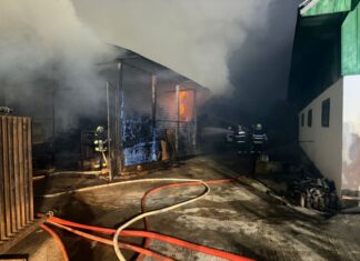 Incendiu la o anexă a mănăstirii Brădățel din Horodniceni. Pompierii intervin cu șase autospeciale de stingere