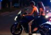 Tânăr fără permis, urmărit de poliție în Fălticeni după ce a circulat cu motocicleta pe contrasens. A căzut împreună cu pasagera după ce a fost acroșat de mașina de poliție
