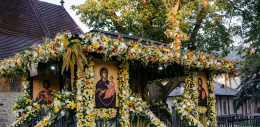 Schimbarea veșmintelor Sfântului Ioan cel Nou la Suceava. Racla cu cinstitele moaște a fost așezată spre închinare în baldachinul special amenajat sub teii din curtea mănăstiri