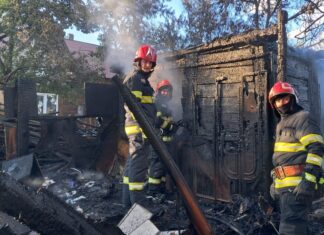 Incendiu violent într-o gospodărie din Voitinel. Pompierii au salvat locuințele învecinate