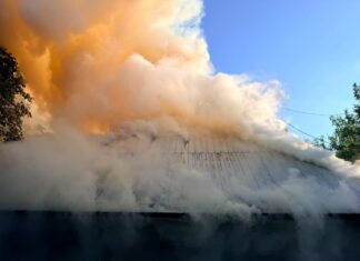Incendiu la o gospodărie din Horodnic de Sus: acoperișul casei, distrus de flăcări