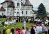 Serbare de sfârșit de an în curtea Catedralei „Adormirea Maicii Domnului” din Câmpulung Moldovenesc: Copiii de la Grădinița „Floare de Colț” au încântat publicul