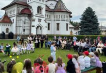 Serbare de sfârșit de an în curtea Catedralei „Adormirea Maicii Domnului” din Câmpulung Moldovenesc: Copiii de la Grădinița „Floare de Colț” au încântat publicul