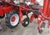 Accident la Liteni: Un tractorist a acroșat cu prășitoarea un bărbat care ținea în brațe o fetiță de 1 an și 6 luni
