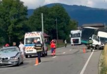Detaliile accidentului cu doi tineri răniți la Bucșoaia: Șoferul unei autoutilitare nu s-a asigurat la virajul spre stânga