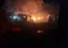 Incendiu violent la o gospodărie din Mușenița. Pompierii au salvat locuința principală și utilaje agricole