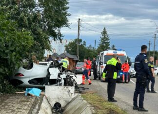 Tragedie rutieră la Mihoveni: Șofer mort după ce a fost aruncat prin parbriz. Autoturismul său a intrat într-un cap de pod