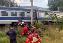 Coliziune între un tren accelerat și un excavator la Pojorâta. Operatorul utilajului a fost găsit inconștient