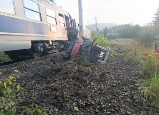 Accident mortal pe calea ferată la Pojorâta. Un bărbat de 52 de ani a murit după coliziunea dintre un tren și un excavator