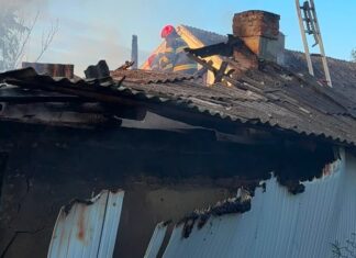 Incendiu la o locuință din Petia, comuna Bunești. A ars bucătăria de vară și o parte din casă