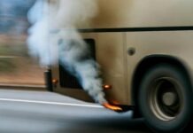 Incendiu la un autocar în parcarea unei benzinării din Spătărești. Pasagerii, evacuați la timp