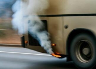 Incendiu la un autocar în parcarea unei benzinării din Spătărești. Pasagerii, evacuați la timp