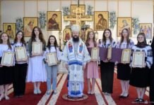 Opt elevi suceveni cu medii de 10 și aproape de 10, la Bacalaureat și Evaluarea Națională, premiați de Arhiepiscopie la hramul Mănăstirii Putna