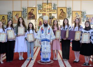 Opt elevi suceveni cu medii de 10 și aproape de 10, la Bacalaureat și Evaluarea Națională, premiați de Arhiepiscopie la hramul Mănăstirii Putna