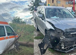 Accidentul cu o ambulanță aflată în misiune la Ipotești: O femeie a ieșit cu mașina din parcarea unui supermarket fără să acorde prioritate