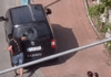 VIDEO//Lunetă spartă cu pumnul, după un conflict pe o terasă din Suceava. Un bărbat a aruncat scaune, apoi a vandalizat un Volkswagen parcat pe strada Putna