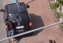 VIDEO//Lunetă spartă cu pumnul, după un conflict pe o terasă din Suceava. Un bărbat a aruncat scaune, apoi a vandalizat un Volkswagen parcat pe strada Putna