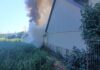 Incendiu puternic la o gospodărie din Suceava. Au ars un garaj, o anexă și instalația de panouri fotovoltaice
