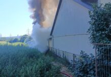 Incendiu puternic la o gospodărie din Suceava. Au ars un garaj, o anexă și instalația de panouri fotovoltaice