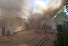 Incendiu la o gospodărie din municipiul Suceava. Pompierii intervin cu două autospeciale
