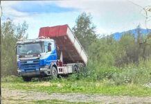 Deșeuri de construcții abandonate lângă piața din Vicovu de Sus. Polițiștii au confiscat autoutilitara folosită
