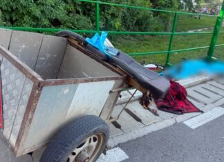 Un bărbat a murit, iar două femei au fost rănite și transportate la spital după ce s-au răsturnat cu un motocultor cu remorcă la Stamate