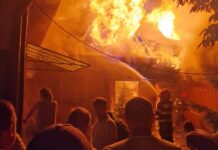 Incendiu la o gospodărie din Voitinel de la un coș de fum. A ars o bucătărie de vară, iar pompierii au salvat casa de locuit și locuința vecină
