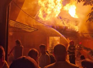 Incendiu la o gospodărie din Voitinel de la un coș de fum. A ars o bucătărie de vară, iar pompierii au salvat casa de locuit și locuința vecină
