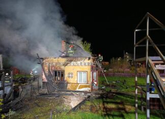 Incendiu în noapte la o gospodărie din Ciocănești de la un scurt circuit la mașina de gătit electrică. Proprietarul, de 58 de ani, a suferit arsuri la palme și a fost transportat la spital
