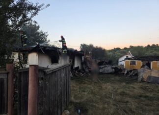 Incendiul de la Călinești Cuparencu a izbucnit de la jocul copiilor cu focul. Au ars două case și trei anexe pe o suprafață de aproximativ 350 de metri pătrați