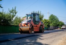 Modernizare pe DJ 155P, în comuna Fântâna Mare. Se toarnă asfalt pe un tronson de trei kilometri